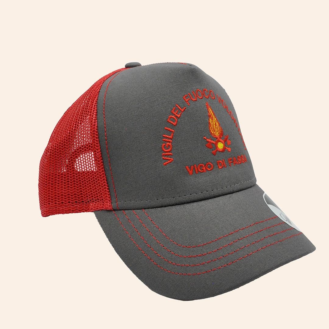 Berretto con visiera ricamato e retina