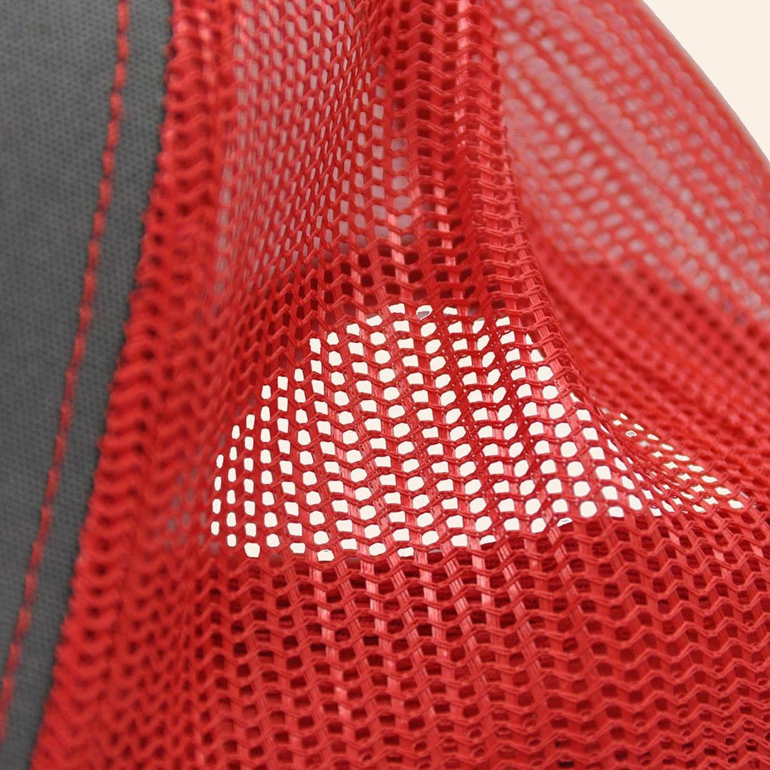 Berretto con visiera ricamato e retina