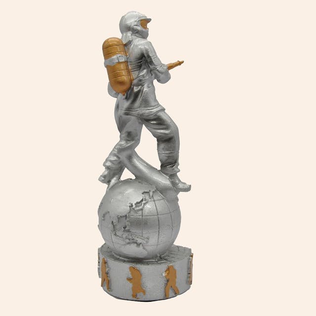 Statua in Resina con Pompiere Mondo 
