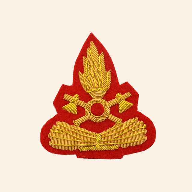 Fiamma berretto da parata con fronde fondo rosso