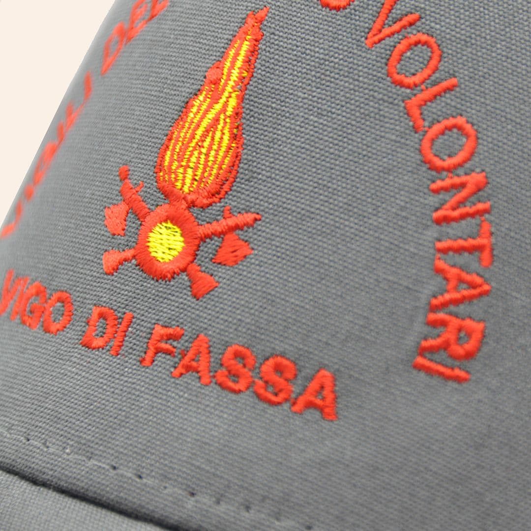 Berretto con visiera ricamato e retina