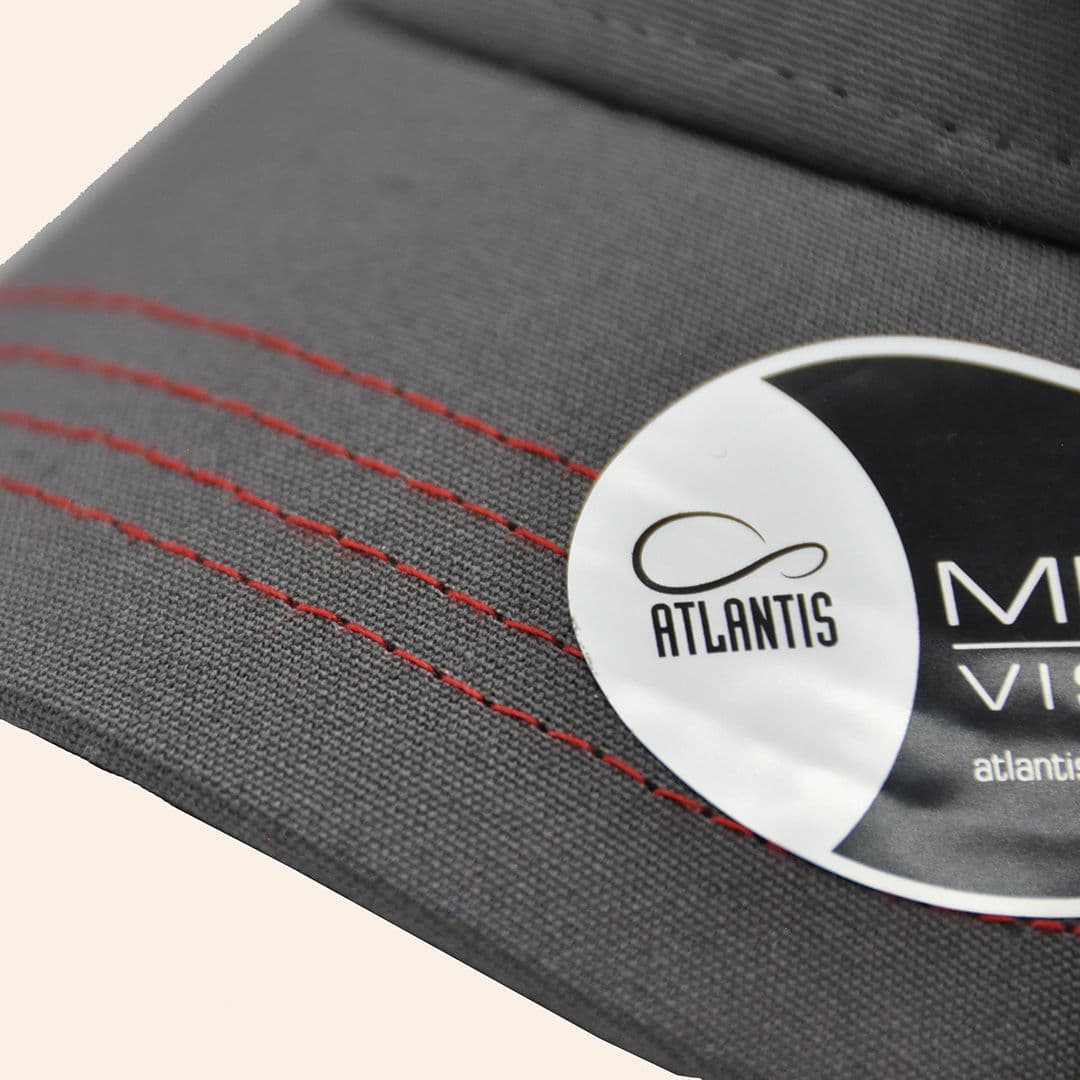 Berretto con visiera ricamato e retina